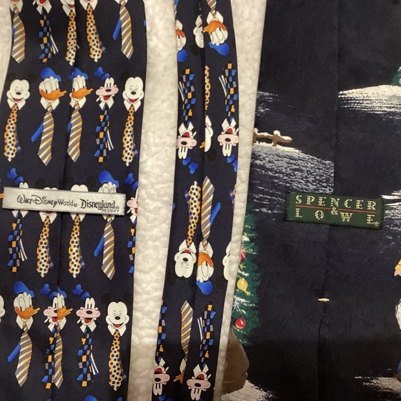 💲🔻CLEARANCE🔻 Disney Tie & Santa Tie - Picture 2 of 2